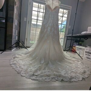 Elegant Lace Wedding Dress in Cream